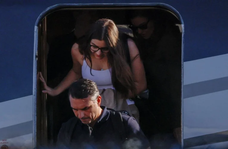 Flávio Bolsonaro e família chegam a Miami em avião privado após deixar o Brasil