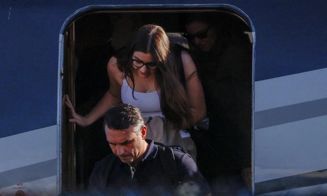 Aeronave Gulfstream G400 com Flávio Bolsonaro e sua família pousando no aeroporto Opa‑Locka, em Miami, Flórida