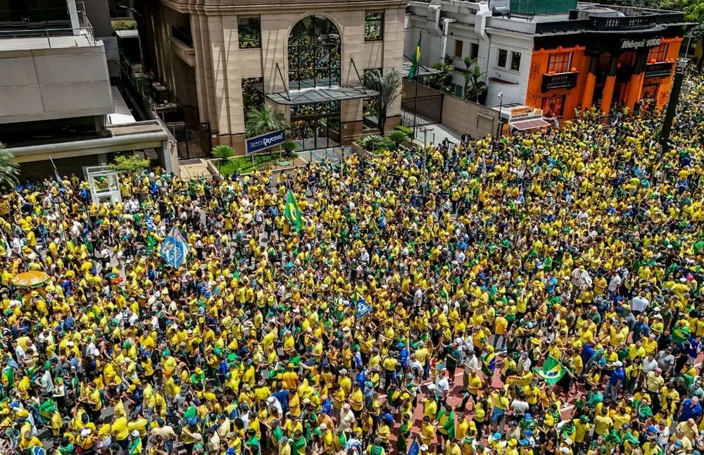 Flávio Bolsonaro discursando diante de apoiadores na Avenida Paulista, São Paulo