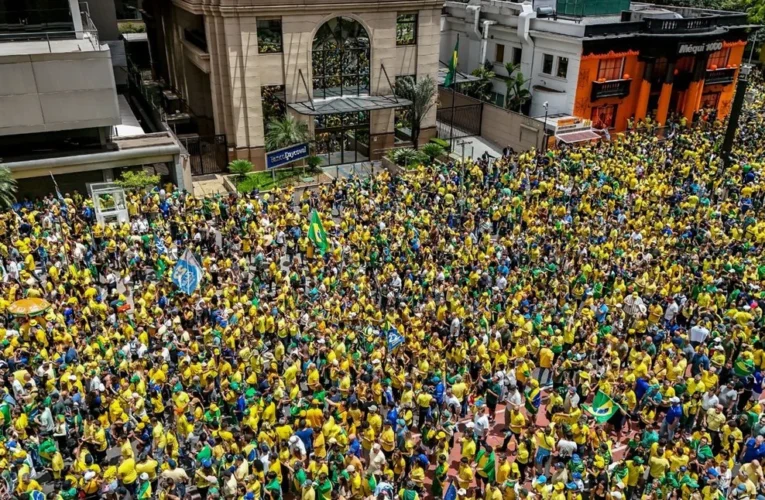 Flávio Bolsonaro reúne apoiadores em ato na Avenida Paulista a uma semana da segunda volta