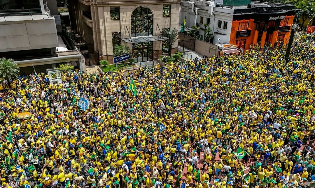 Flávio Bolsonaro discursando diante de apoiadores na Avenida Paulista, São Paulo