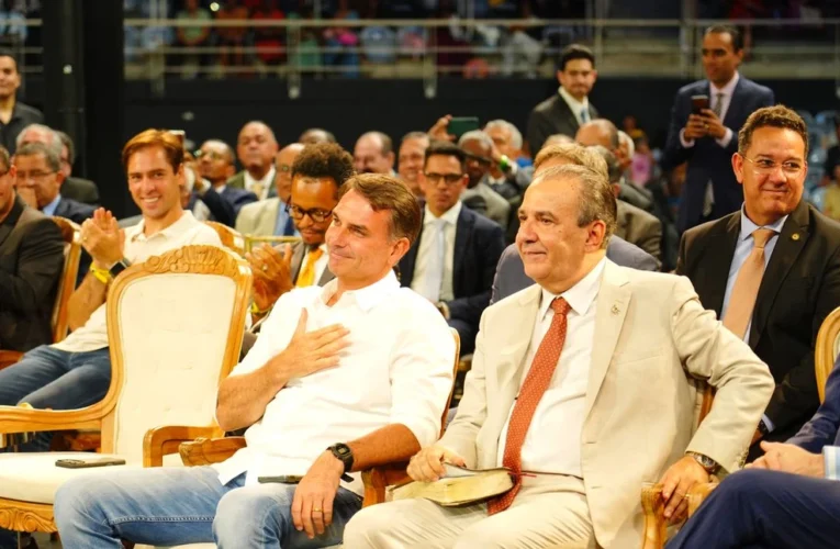 Flávio Bolsonaro reúne-se com prefeitos e vereadores da Grande São Paulo e critica Lula
