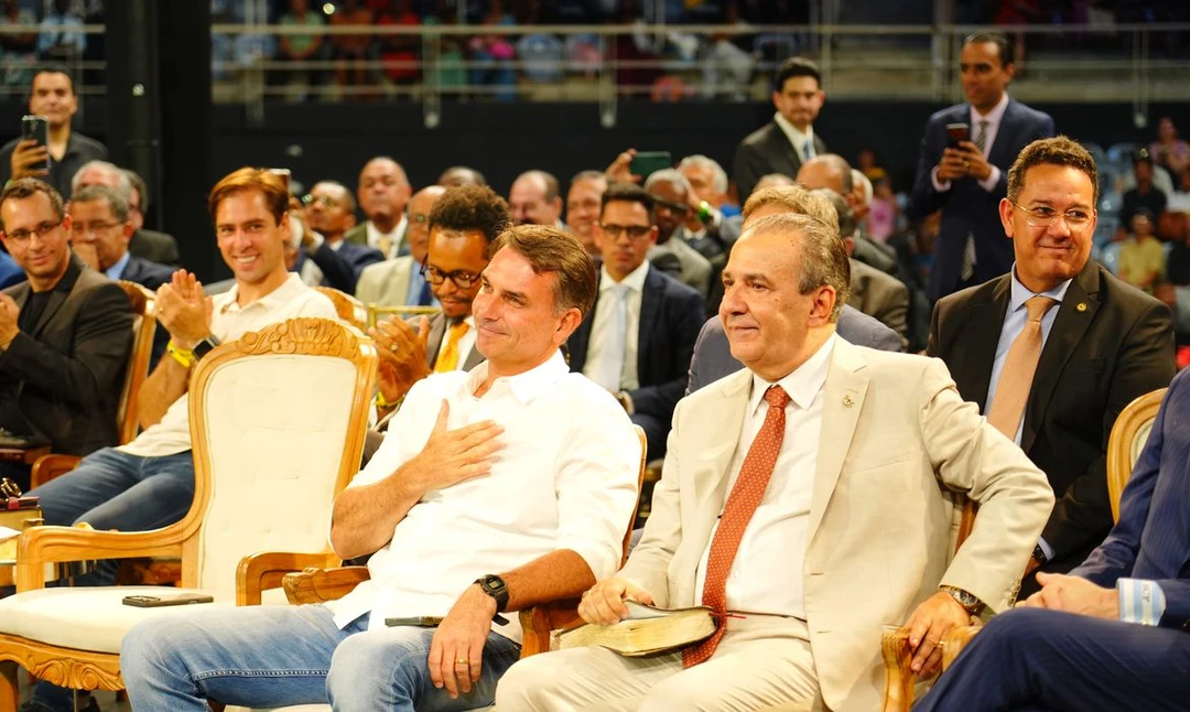 Flávio Bolsonaro em reunião com prefeitos e vereadores no centro de São Paulo