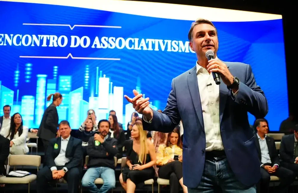 Flávio Bolsonaro ao lado do pai Jair Bolsonaro durante visita à casa da prisão domiciliar em Brasília