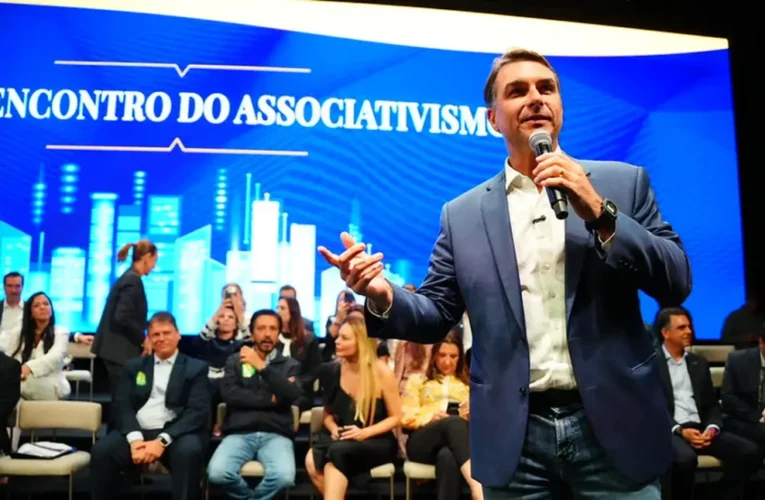 Flávio Bolsonaro visita pai em prisão domiciliar e recebe apoio de MDB e lideranças em São Paulo