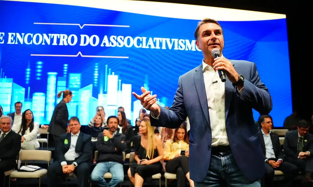 Flávio Bolsonaro ao lado do pai Jair Bolsonaro durante visita à casa da prisão domiciliar em Brasília