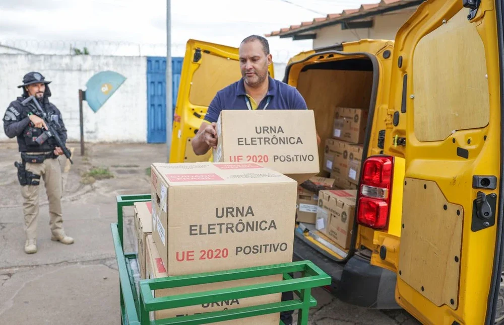 militares das Forças Armadas transportando urnas eletrônicas durante operação de apoio à Justiça Eleitoral no segundo turno