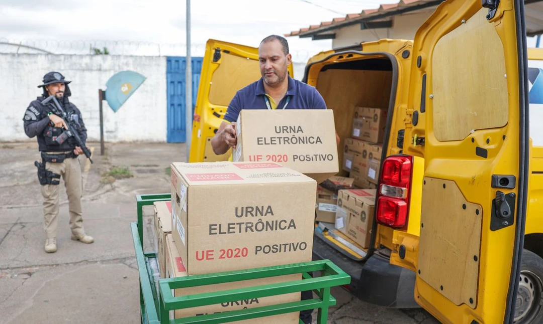militares das Forças Armadas transportando urnas eletrônicas durante operação de apoio à Justiça Eleitoral no segundo turno