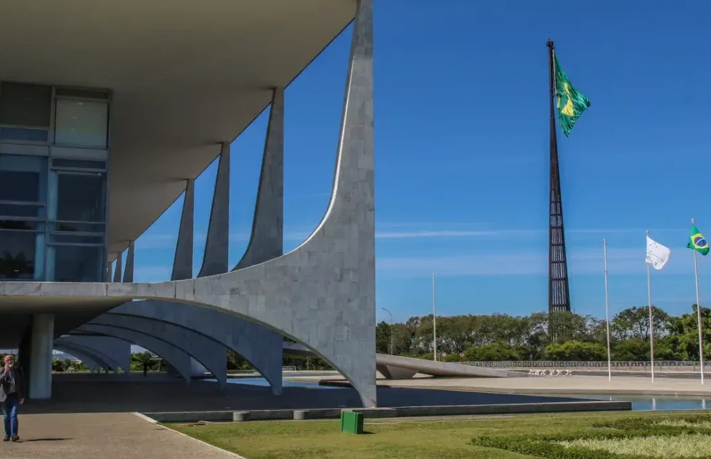 Membros da Frente Nacional de Prefeitos apresentam carta de propostas aos candidatos à presidência