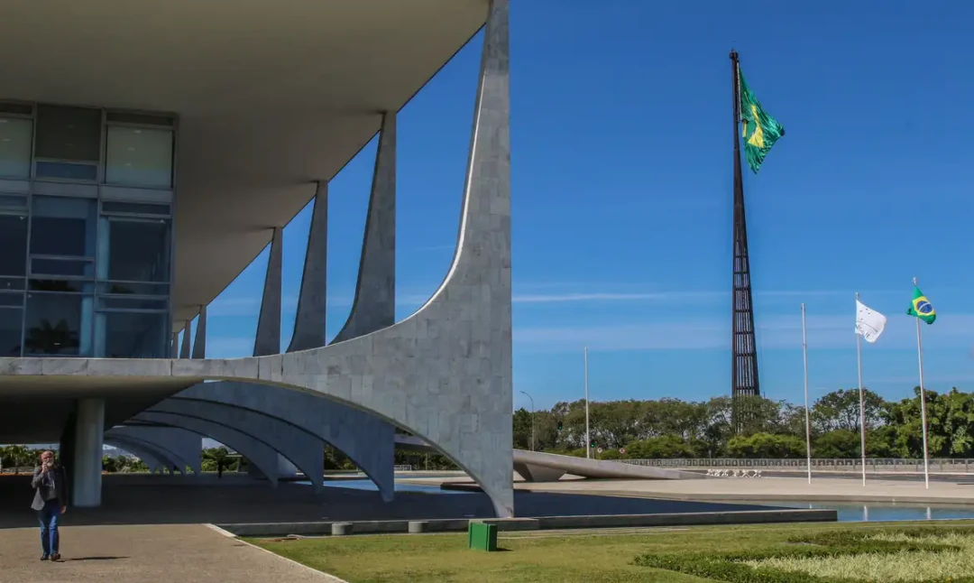 Membros da Frente Nacional de Prefeitos apresentam carta de propostas aos candidatos à presidência
