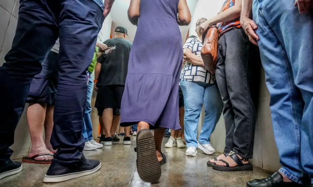 Homem de 62 anos desmaiado em frente à urna da seção eleitoral da Barra da Tijuca, Rio de Janeiro