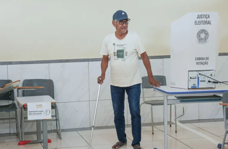 Idosos enfrentam desafios físicos e reforçam a importância de exercer o voto