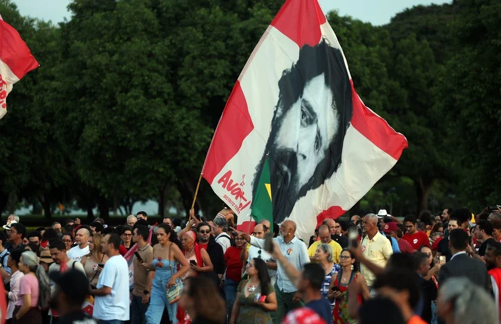 Presidente Lula abraçando eleitores idosos durante a comemoração de seu aniversário no Palácio da Alvorada