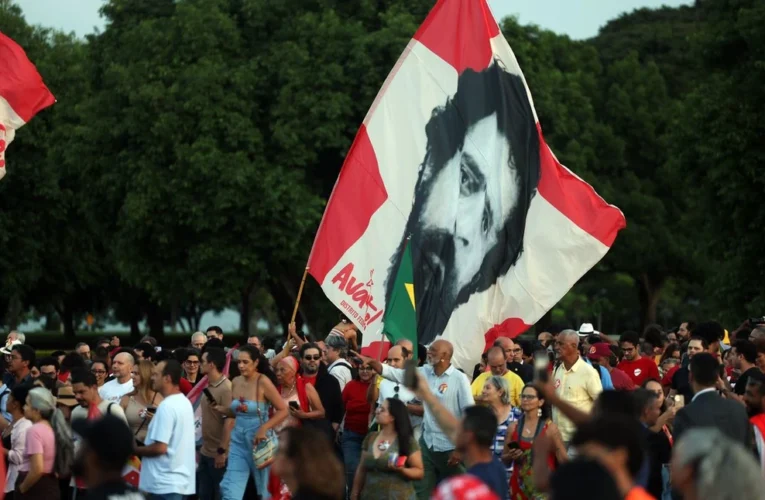 Idosos se emocionam ao celebrar aniversário de Lula no Palácio da Alvorada