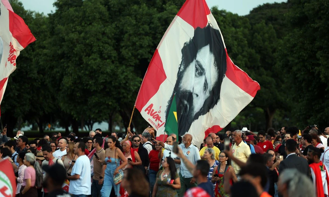 Presidente Lula abraçando eleitores idosos durante a comemoração de seu aniversário no Palácio da Alvorada