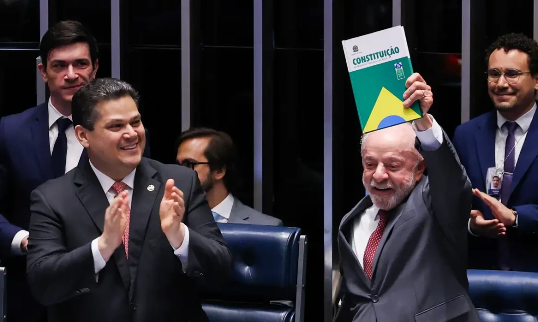Presidente Lula discursando durante a promulgação da PEC 221 que encerra a escala 6x1