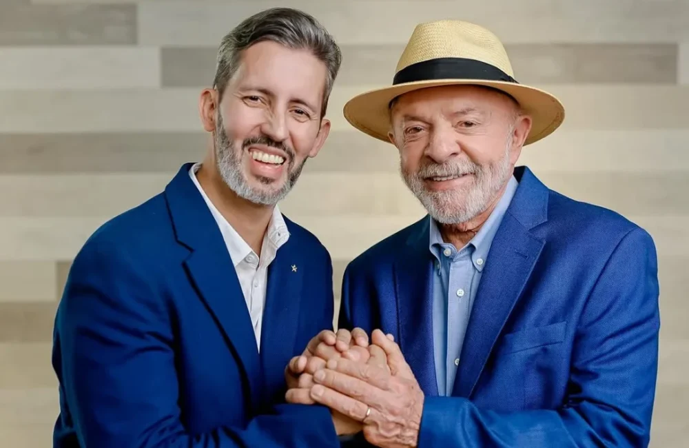 Presidente Lula ao lado de Leandro Grass durante caminhada de campanha na Feira da Ceilândia, DF