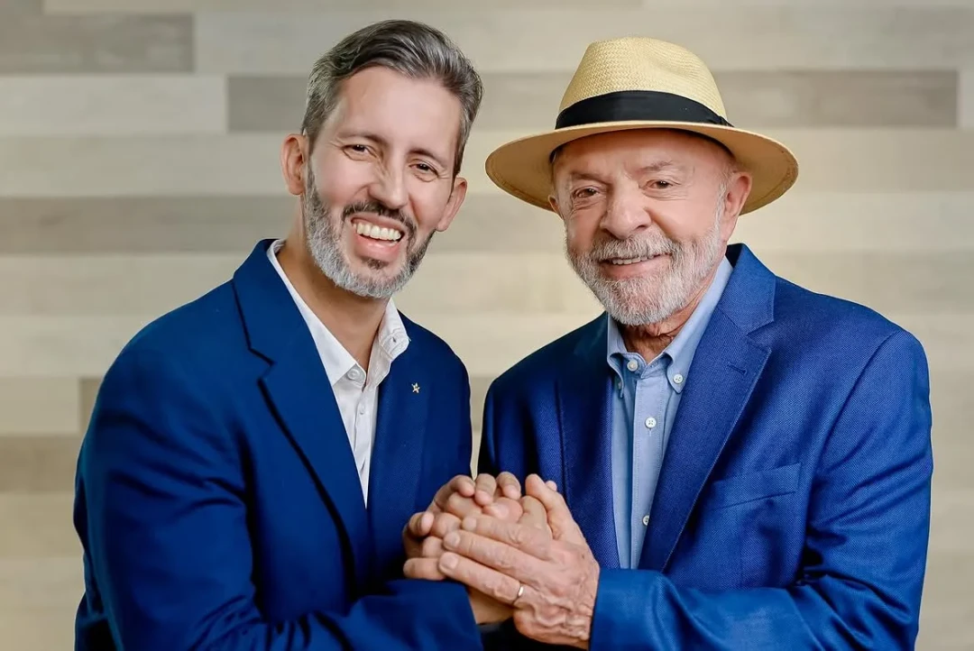 Presidente Lula ao lado de Leandro Grass durante caminhada de campanha na Feira da Ceilândia, DF