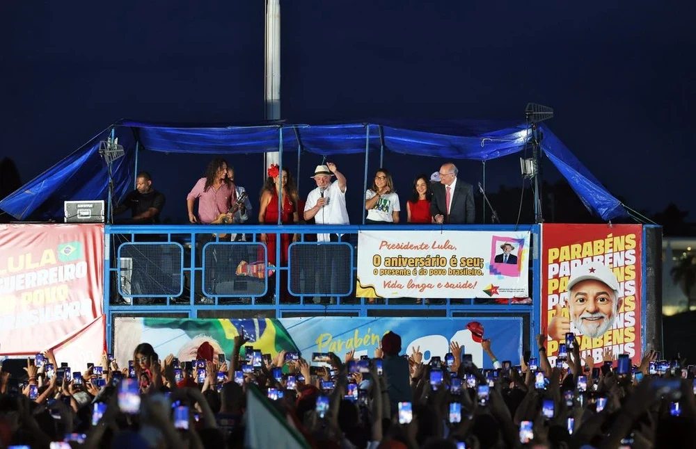 Presidente Lula discursando no Palácio da Alvorada durante celebração de seu aniversário de 81 anos