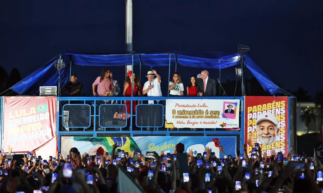 Presidente Lula discursando no Palácio da Alvorada durante celebração de seu aniversário de 81 anos