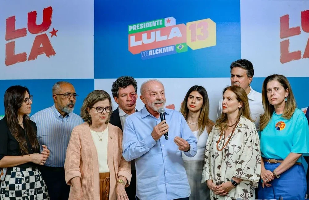 Lula da Silva discursando para a imprensa em Brasília sobre a proposta de fim da escala 6x1