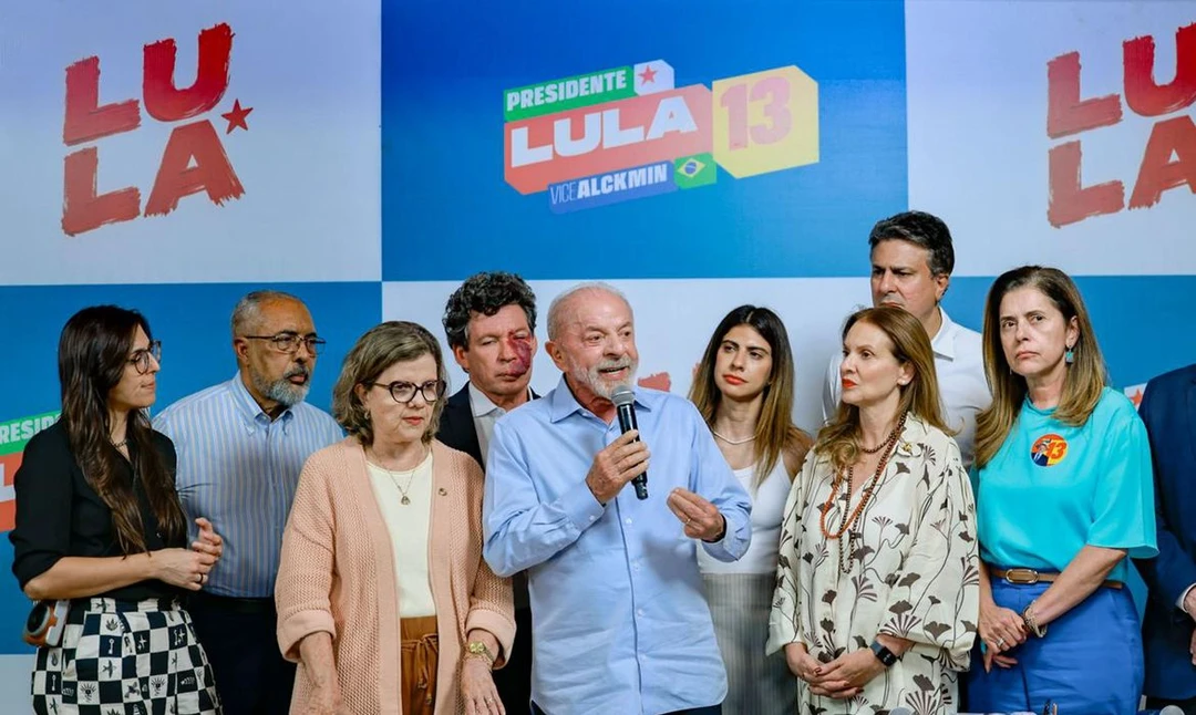 Lula da Silva discursando para a imprensa em Brasília sobre a proposta de fim da escala 6x1