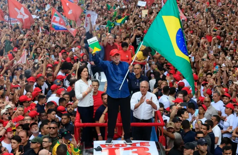 Lula supera Flávio Bolsonaro e garante reeleição em virada inédita