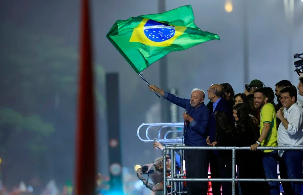 Presidente Lula discursando na Avenida Paulista enquanto solicita ao público que cante o Hino da Independência