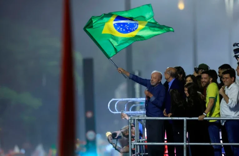 Lula convoca público a cantar o Hino da Independência durante celebração na Paulista