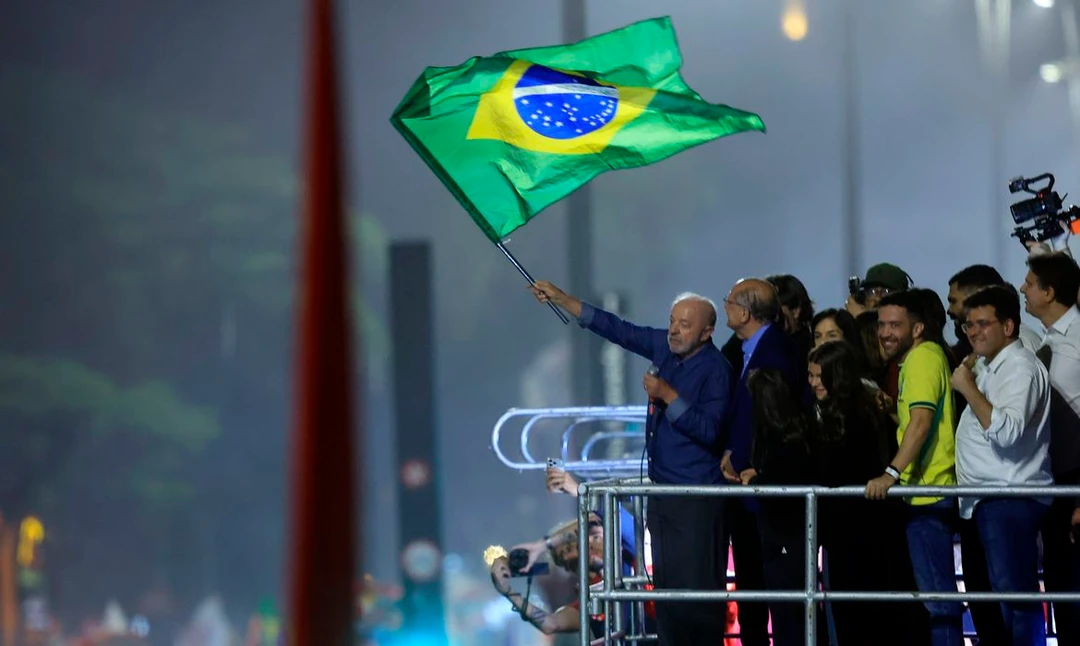 Presidente Lula discursando na Avenida Paulista enquanto solicita ao público que cante o Hino da Independência