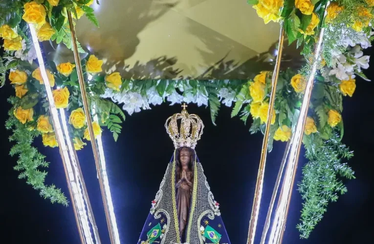 Lula e Flávio Bolsonaro celebram missas no Dia de Nossa Senhora Aparecida; Alckmin visita santuário de Aparecida