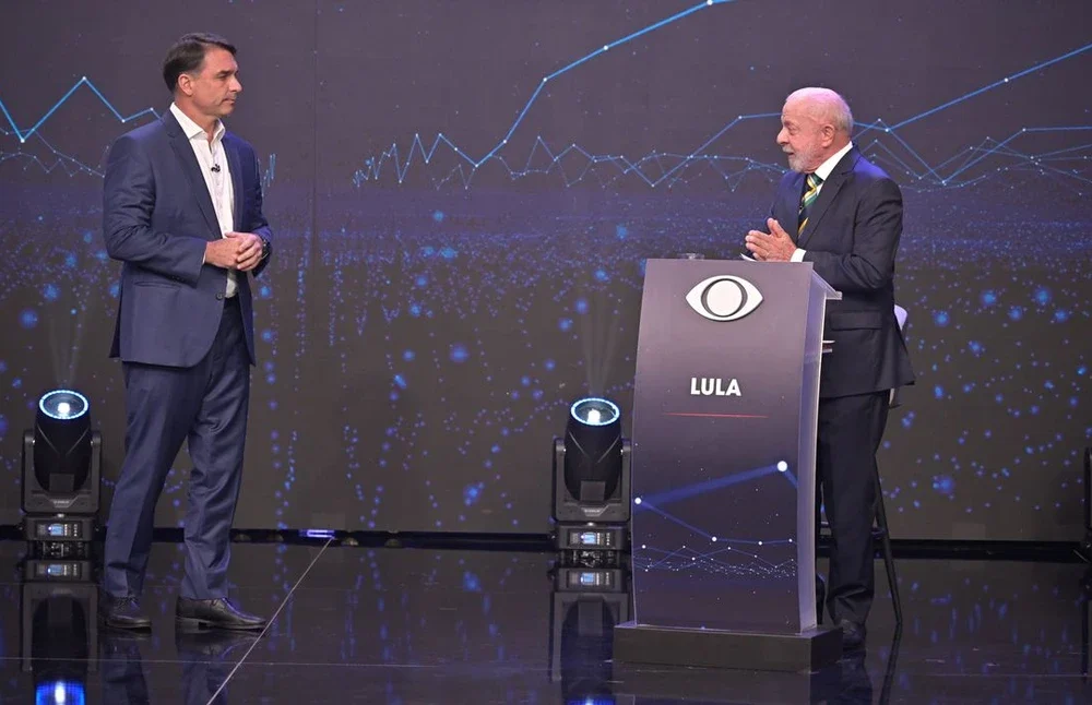 Lula da Silva e Flávio Bolsonaro debatendo na TV Band