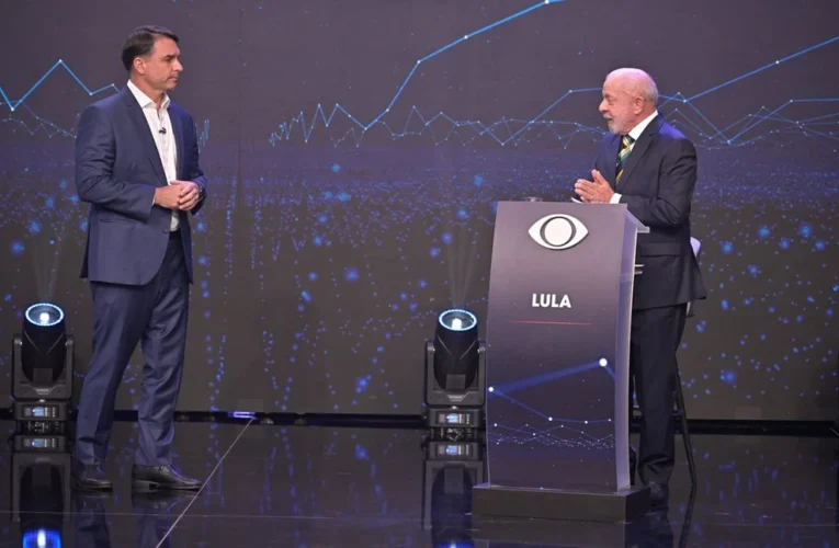 Lula e Flávio Bolsonaro protagonizam o primeiro debate presidencial transmitido pela TV Band