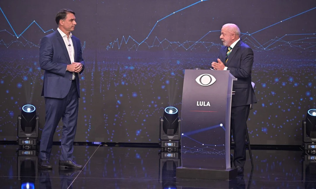 Lula da Silva e Flávio Bolsonaro debatendo na TV Band