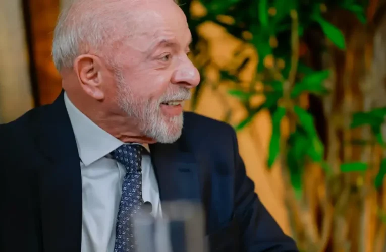 Lula entrega ao TSE pedido para abrir sigilo de família e desafia Flávio Bolsonaro