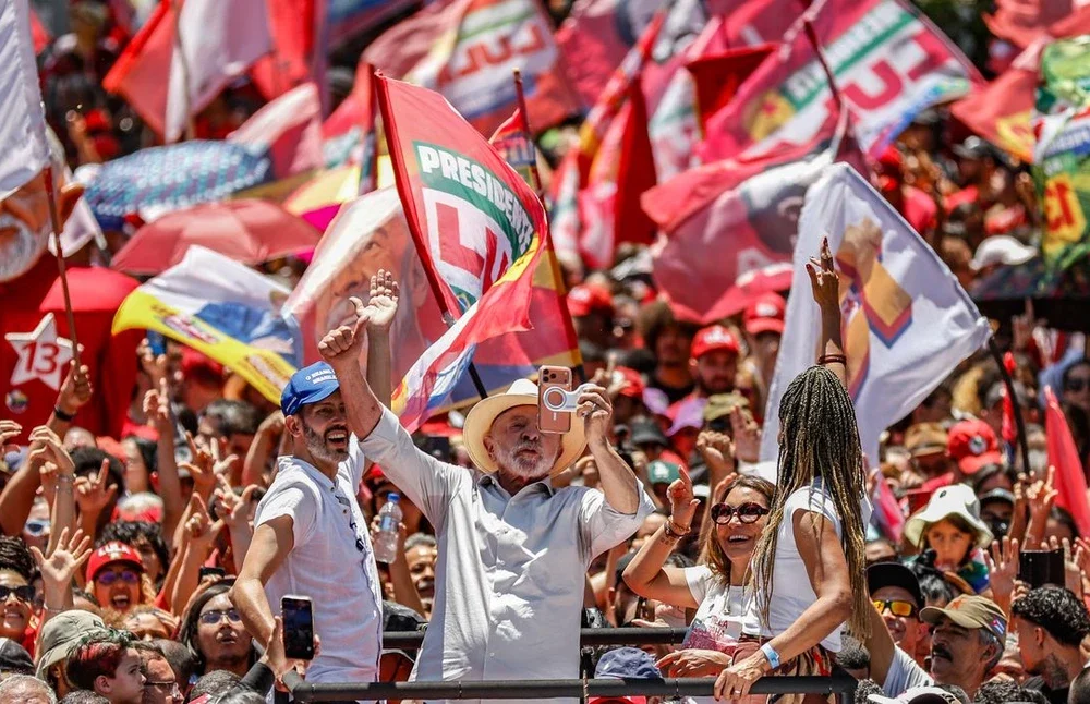 Lula da Silva discursando em ato de campanha em Ceilândia, Distrito Federal