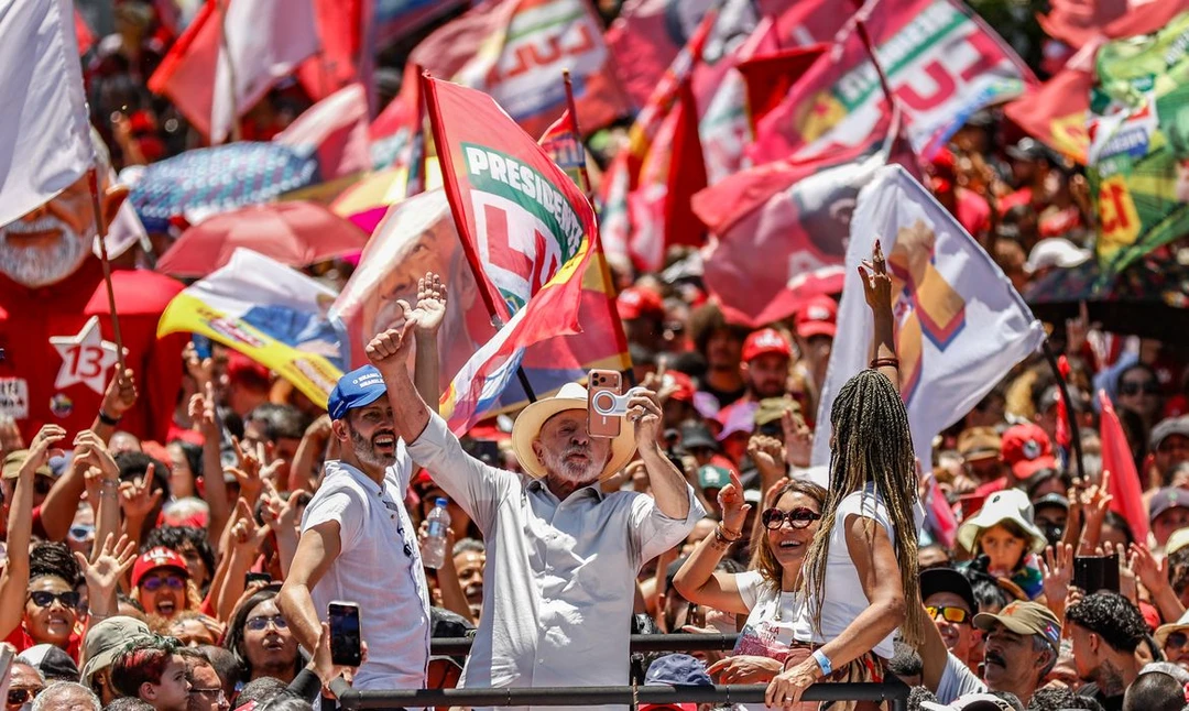 Lula da Silva discursando em ato de campanha em Ceilândia, Distrito Federal