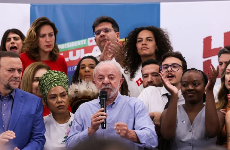 Lula incita Flávio Bolsonaro a votar pela extinção da escala 6×1