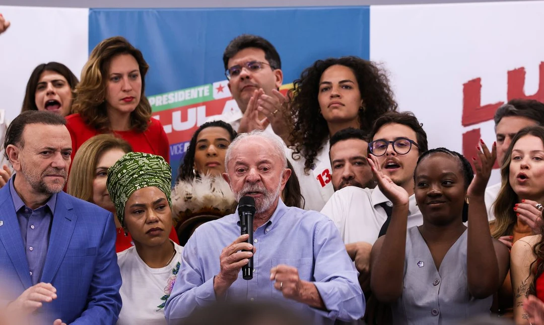 Luiz Inácio Lula da Silva confronta o senador Flávio Bolsonaro durante debate sobre a proposta de fim da escala 6x1