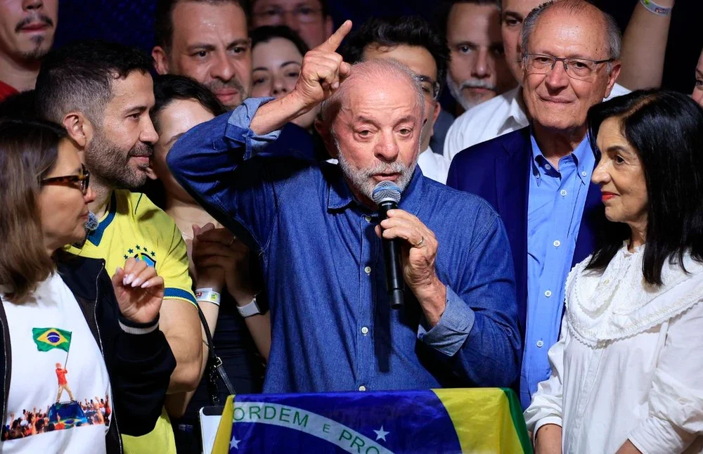 Presidente Luiz Inácio Lula da Silva discursando em São Paulo após a reeleição, anunciando mudanças no modo de governar o país