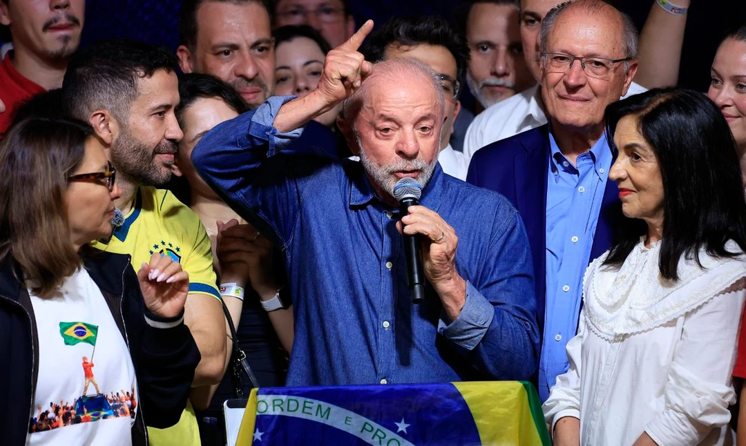 Presidente Luiz Inácio Lula da Silva discursando em São Paulo após a reeleição, anunciando mudanças no modo de governar o país