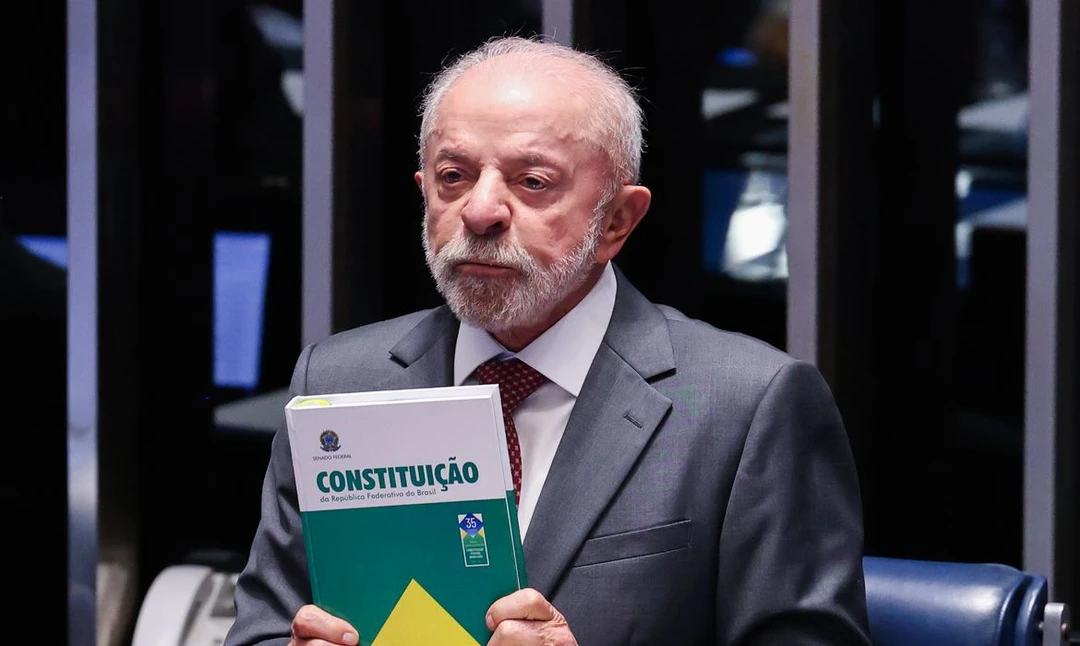 Lula discursando em uma passeata em Juiz de Fora, Minas Gerais, ao celebrar o fim da jornada de trabalho 6x1