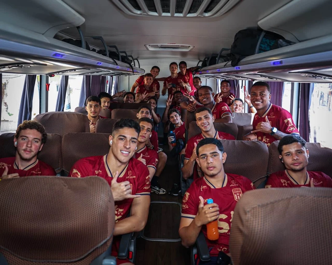 Foto de Bruno Maia mostrando representantes do Maricá FC e da Viação Nossa Senhora do Amparo celebrando a parceria