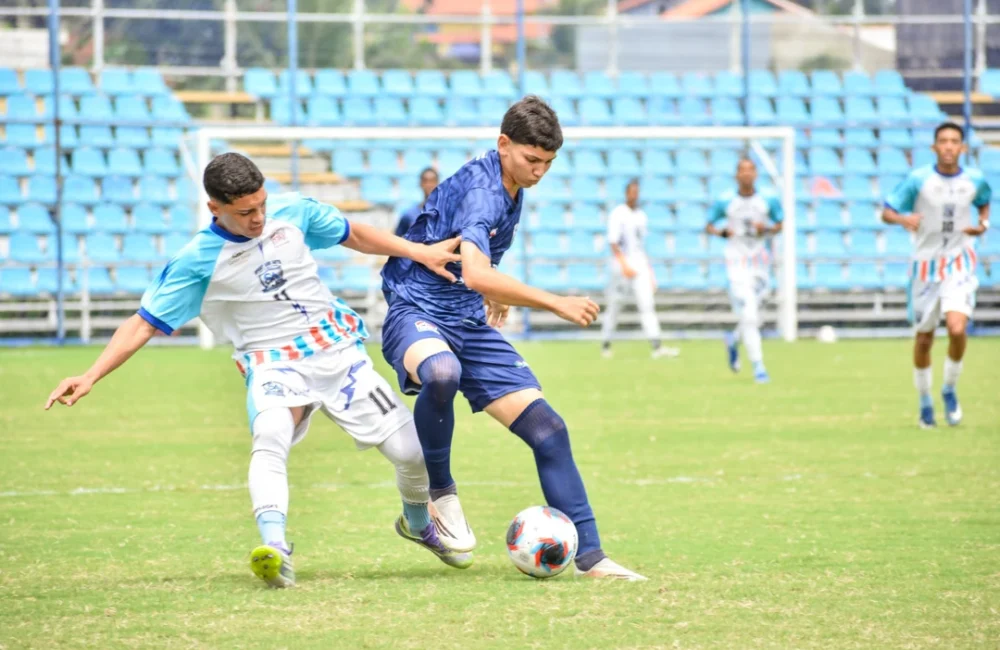 Jogadores do Maricá FC Sub-17 celebram o gol de Danilo Gabriel no Estádio João Saldanha