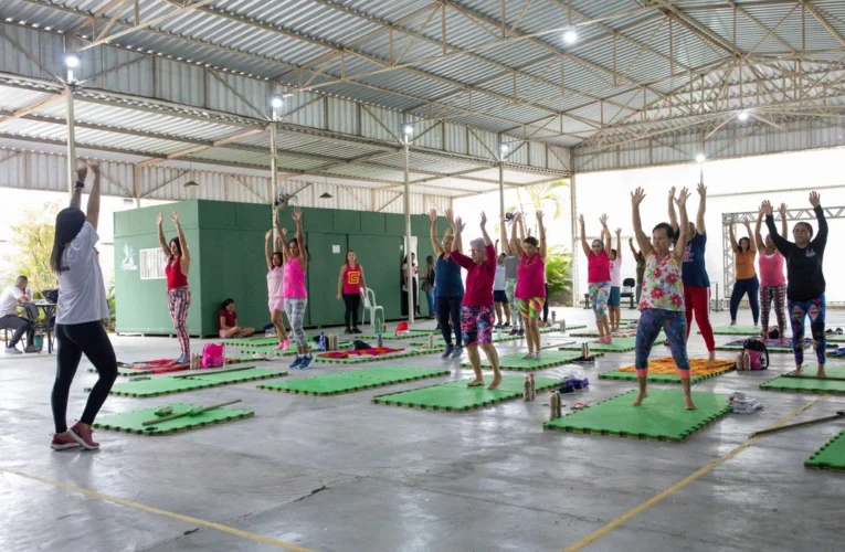 Equipe da Prefeitura de Maricá realizando atividade de prevenção ao câncer de mama nos polos do Programa Viver Bem