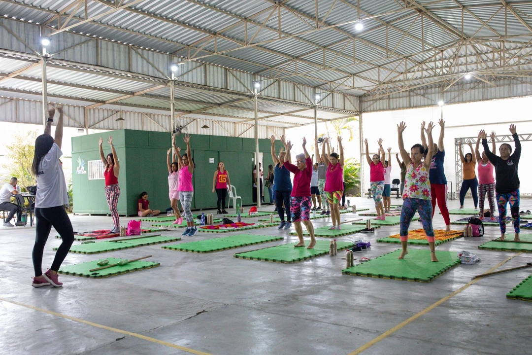 Equipe da Prefeitura de Maricá realizando atividade de prevenção ao câncer de mama nos polos do Programa Viver Bem
