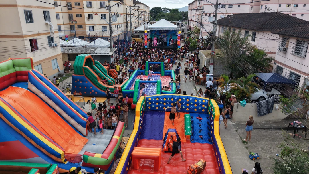 Crianças brincando em brinquedos infláveis durante a celebração do Dia das Crianças nas comunidades de Inoã e Santa Paula, em Maricá