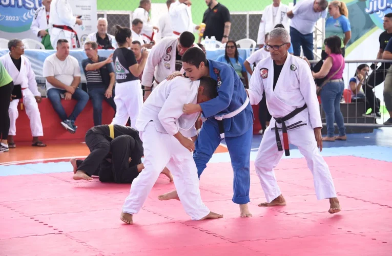 Atleta de jiu‑jitsu demonstra técnica durante o 13º Festival na Arena de São José, Maricá