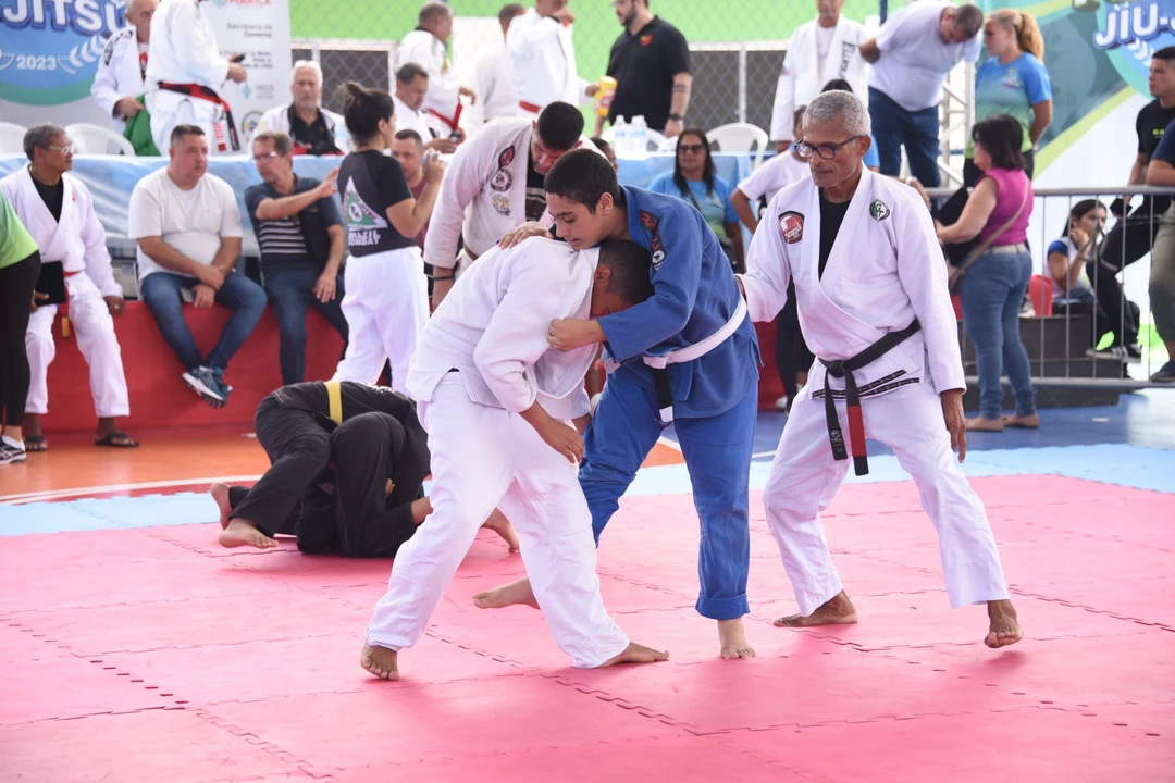 Atleta de jiu‑jitsu demonstra técnica durante o 13º Festival na Arena de São José, Maricá