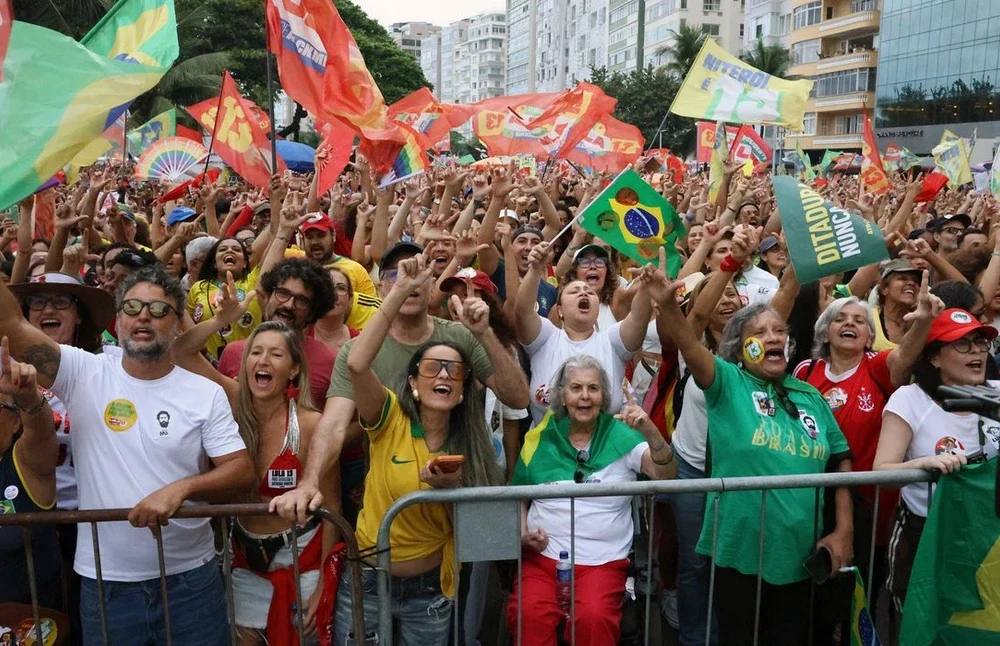 Manifestantes reunidos na Esplanada dos Ministérios em Brasília durante ato de apoio à democracia e à reeleição de Lula